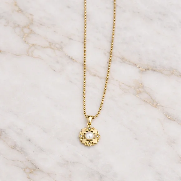 Dainty 18K Gold Plated Necklace Heart Flower Pendant Faux Pearl - Picture 2 of 4